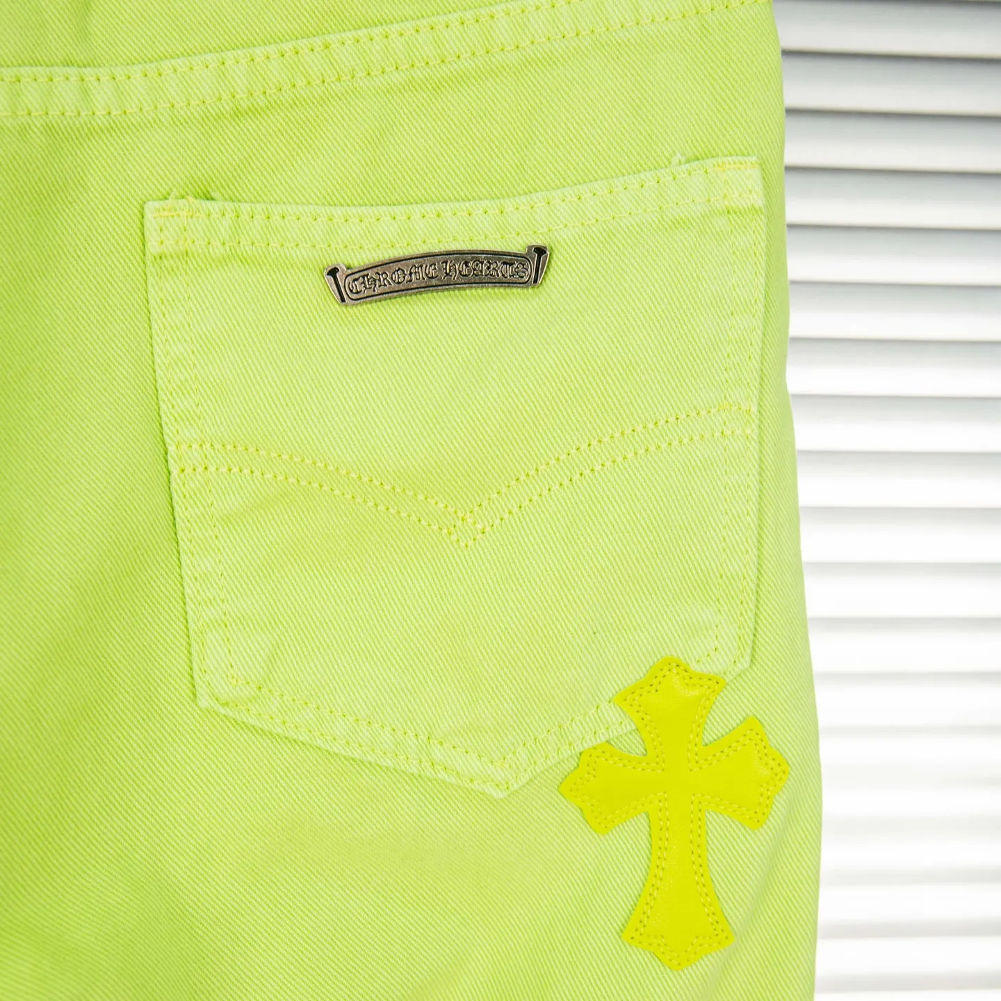 P250 Chrome Hearts dopamine green denim and black and yellow leather couple jeans are a hot trend this season and are sought after by countless celebrities and fashionistas. The neat details of the cutting process add color to the playful fashion! The neat and meticulous design, and the well-fitting structure is unique. The upper body not only has outstanding recognition, but also looks younger and younger. A style with the ultimate wearing meaning and performance, gorgeous color matching, and the craftsmanship of this style is also extremely extraordinary. After the finished product is washed, it is disassembled and hand-made with sheepskin cross leather and then spliced ​​together to complete. The whole piece has too many craftsmanship to describe. It is decorated with patchwork cross flowers and high-waisted washed jeans! ! Absolutely high-end luxury product, a god-level single product, a super popular product, made by top heavy industry, a magic weapon that cannot be missed to hit the streets. Style number: 1829# Size: 28 30 32 34 Color: green